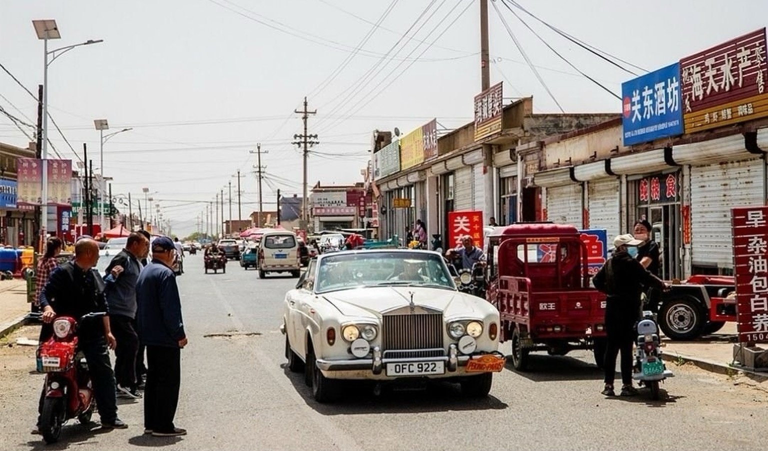 Im 1968er Rolls-Royce Cabrio von Beijing nach Paris 
Nigel Keen am 2024 Peking to Paris Rally. 
https://www.hero-era.com/rallies/2024/05/peking-to-paris-2024 
@Will_Broadhead_Photo
@BluePassion_Photo