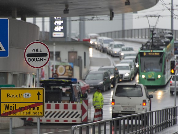 Eine lange Autokolonne und ein Tram bahnen sich den Weg zum Zoll von Basel her beim Einkaufszentrum Rhein Center in Weil am Rhein, Deutschland, am Samstag, 17. Januar 2015. Aufgrund des stark gesunken ...