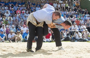 Kilian Wenger (r.) bodigt im Schlussgang&nbsp;Christian Schuler.