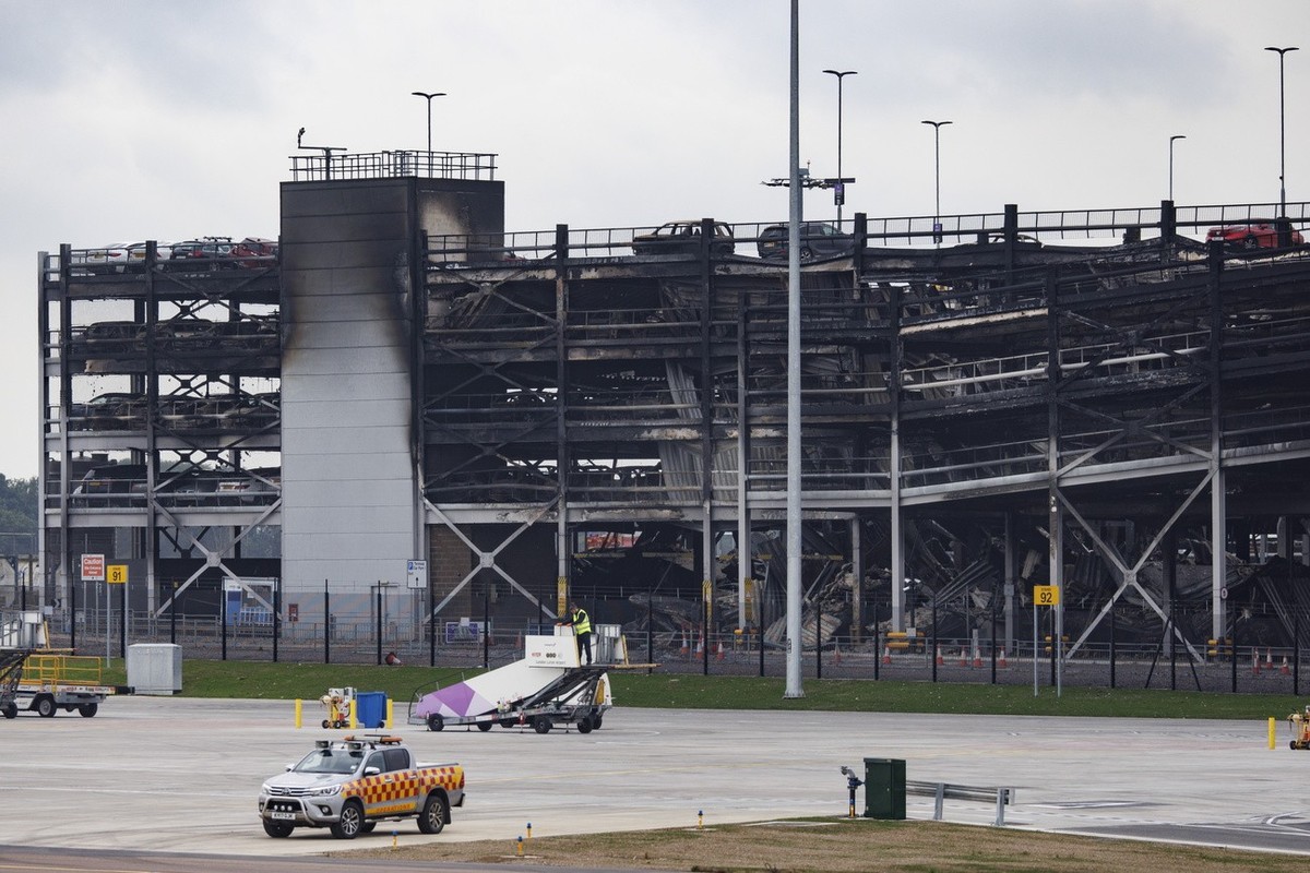 Un incendie s'est déclaré le mardi 10 octobre à l'aéroport de Luton, à Londres.