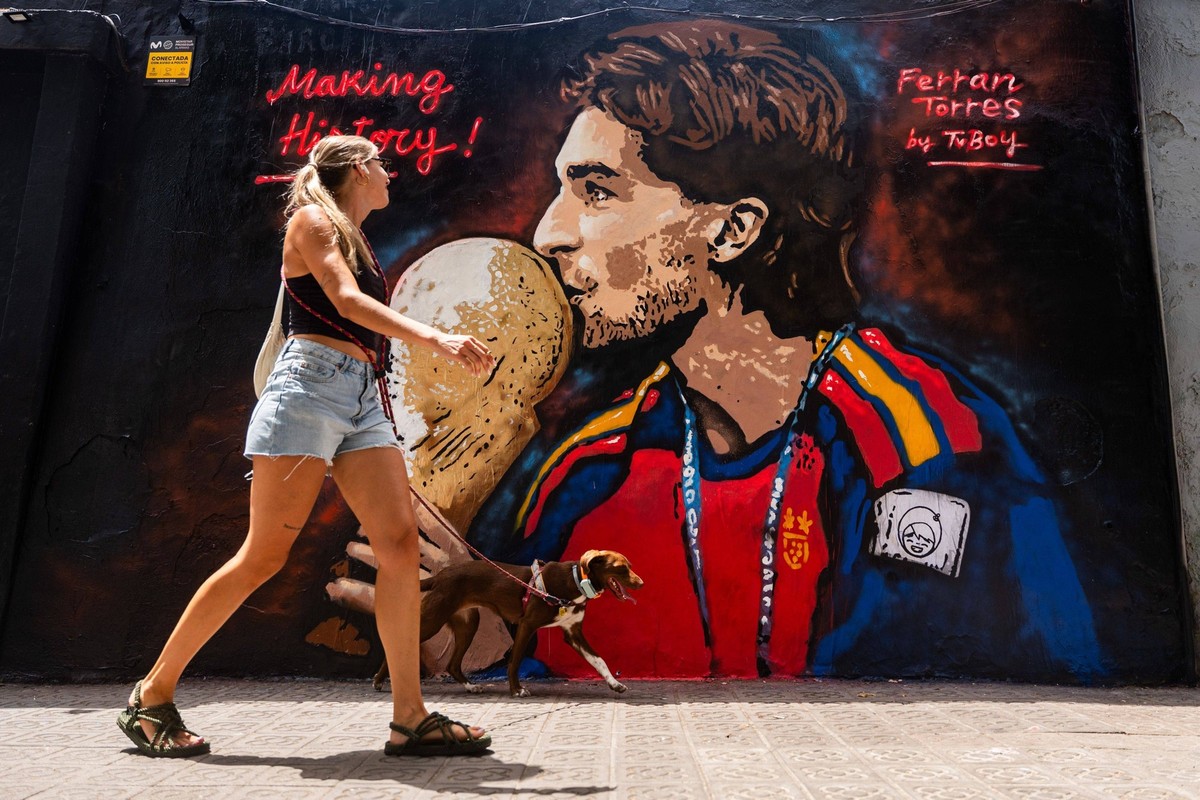 July 21, 2026, Barcelona, Spain: Locals enjoying the new fresh mural by Italian street artist TVBoy honoring FC Barcelona, Barca forward Ferran Torres wearing his Spain national team, Nationalteam jer ...