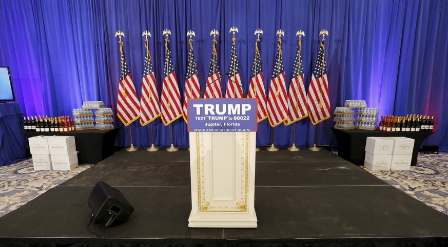 Selbst ein leeres Rednerpult, an dem Donald Trump auftreten wird, ist für die Medien News geworden.<br data-editable="remove">