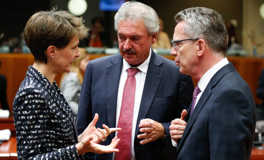 Bundespräsidentin Simonetta Sommurga weilte am Montag in Brüssel. Hier spricht sie mit dem luxemburgischen Aussenminister Asselborn (Mitte) und dem deutschen Innenminister De Maizière (rechts).