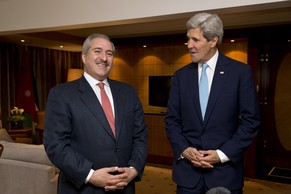 Der jordanische Aussenminister Nasser Judeh mit John Kerry in London.&nbsp;