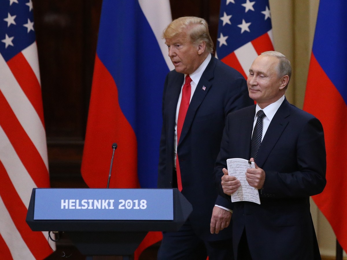 HELSINKI, FINLAND - JULY 16: (RUSSIA-OUT) U.S. President Donald Trump (L) and Russian President Vladimir Putin arrive for a joint press conference after their summit on July 16, 2018 in Helsinki, Finl ...