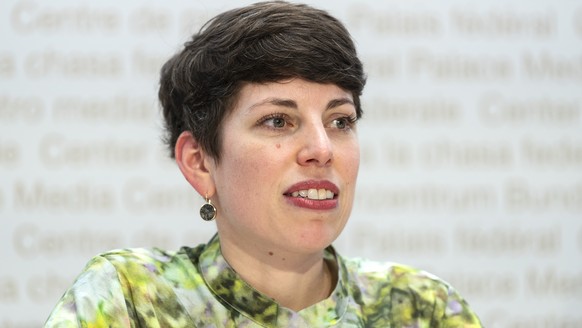 Lisa Mazzone, Praesidentin Gruene Schweiz, spricht an einer Medienkonferenz zur Lancierung der Solar-Initiative, am Dienstag, 11. Jun i 2024, in Bern. (KEYSTONE/Peter Schneider)