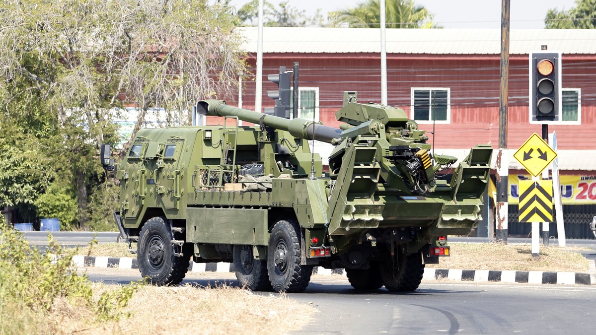 epa12579840 A Thai army's self-propelled howitzer moves during clashes between Thai and Cambodian troops in Phanom Dong Rak district, Surin province, Thailand, 09 December 2025. More than 500,000 ...