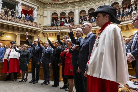 Der neuzusammengesetzte Bundesrat schwoert und verspricht Amtseid oder Geluebde, von links Viola Amherd, Guy Parmelin, Ignazio Cassis, Karin Keller-Sutter, Albert Roesti, Elisabeth Baume-Schneider, un ...