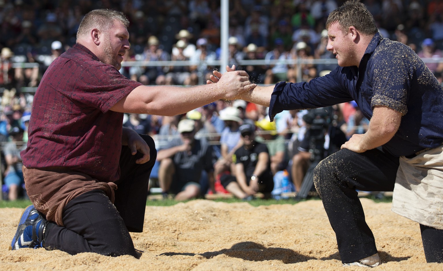 Christian Stucki, links, nach seinem Sieg im dritten Gang gegen Patrick Gobeli, beim Berner Kantonalen Schwingfest, am Sonntag, 11. August 2019 in Muensingen. (KEYSTONE/Peter Klaunzer)