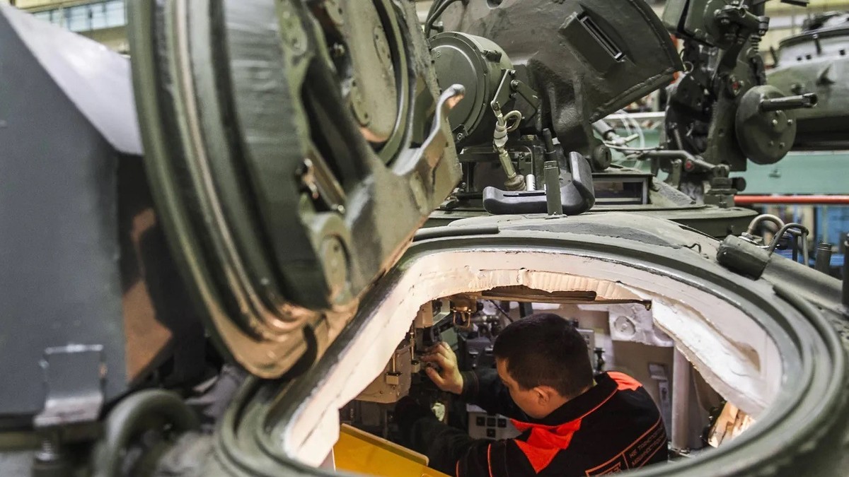 Ein Arbeiter in einer russischen Waffenfabrik: Der Wirtschaft in Russland fehlen Arbeitskräfte.