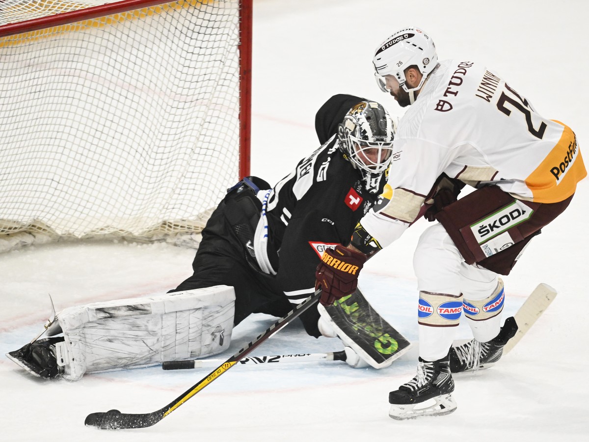 Lugano?s goalkeeper Mikko Koskinen, left, and Genva's player Daniel Winnik during the preliminary round game of National League Swiss Championship 2022/23 between HC Lugano and HC Geneve-Servette ...