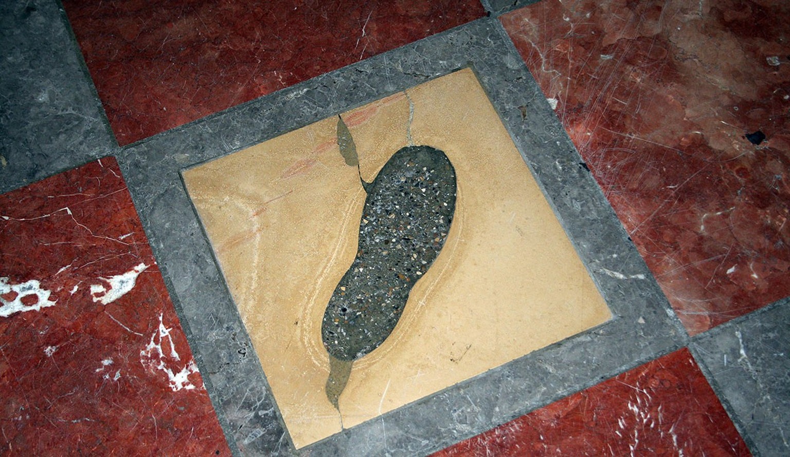 Auch um den «Teufelstritt» in der Münchner Frauenkirche ranken sich sagenhafte Geschichten...
https://commons.wikimedia.org/wiki/File:Teufelstritt.jpg