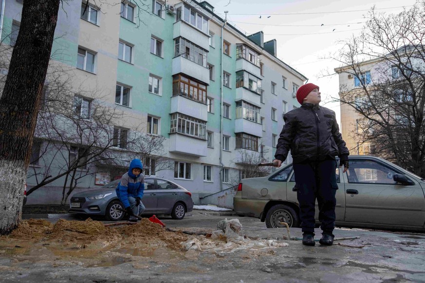Des enfants réagissent au retentissement des sirènes, dans un quartier résidentiel de Belgorod.