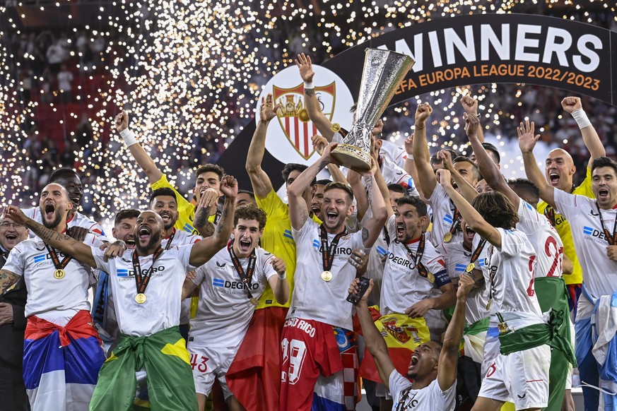 epa10666003 The team of Sevilla celebrates with the trophy after winning the UEFA Europa League final soccer match Sevilla vs. AS Roma at Puskas Arena in Budapest, Hungary, 01 June 2023. Sevilla won t ...