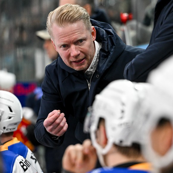 Head Coach Michael Liniger (EVZ) speaks with his players, during the regular season National League game between HC Ambri Piotta and EV Zug at the ice stadium Gottardo Arena, Switzerland, January 6, 2 ...