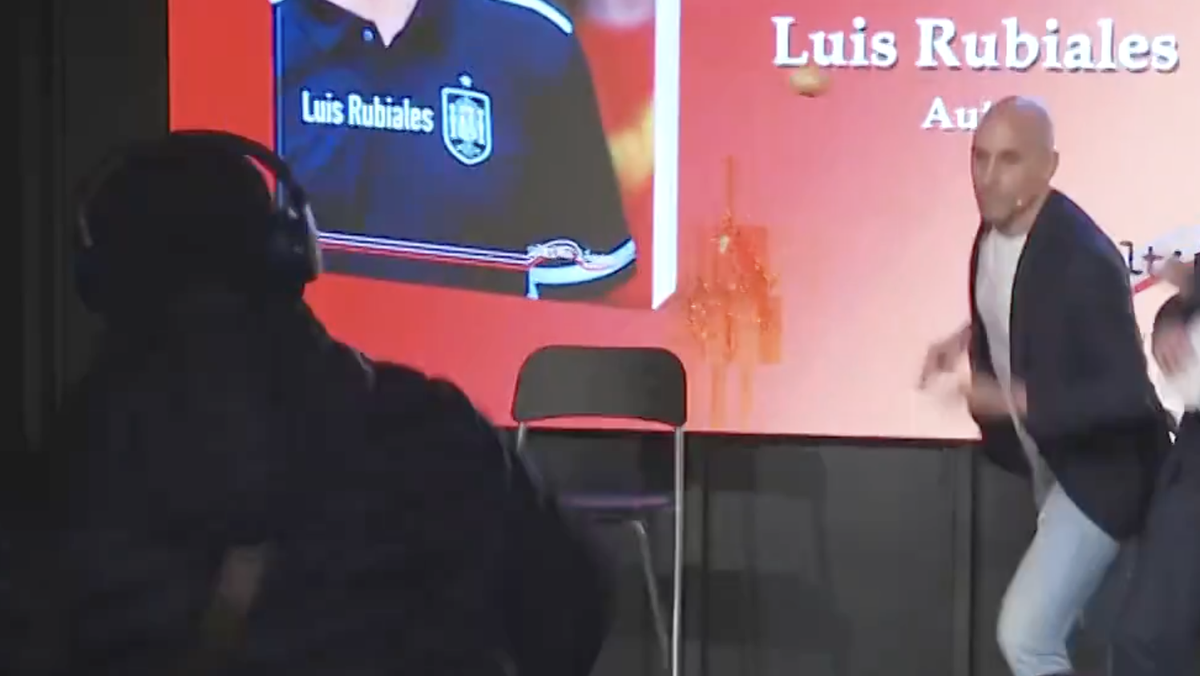 Mit einem Buch über seine Version des Kuss-Skandals trat Ex-Verbandspräsident Luis Rubiales in Spanien auf. Dabei wurde er mit Eiern beworfen.