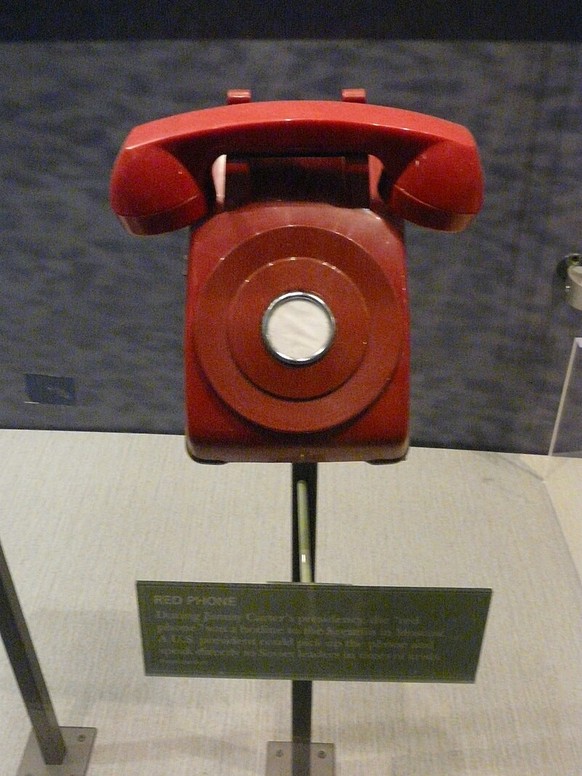 Ein Rotes Telefon aus der Zeit von Jimmy Carter, das aber nie Bestandteil des heißen Drahtes, sondern wohl nur des amerikanischen Defense Red Switch Networks war.
https://commons.wikimedia.org/w/index ...