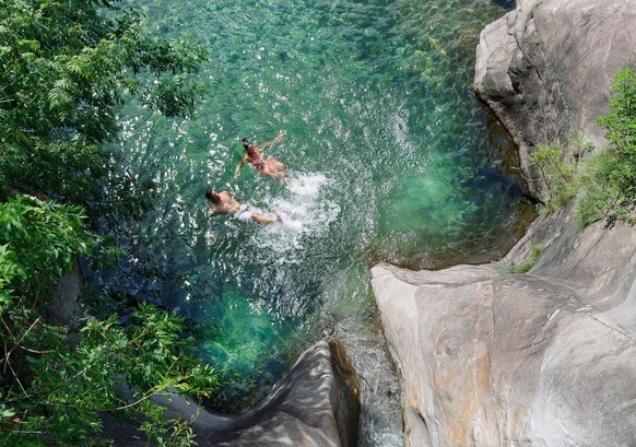 Wasser spielt im Tessin eine grosse Rolle. Zwei Seen mit mehr als 160 km langer Kueste, berauschende Wasserfaelle und idyllische Bergseen praegen das Landschaftsbild der italienischen Schweiz und gebe ...