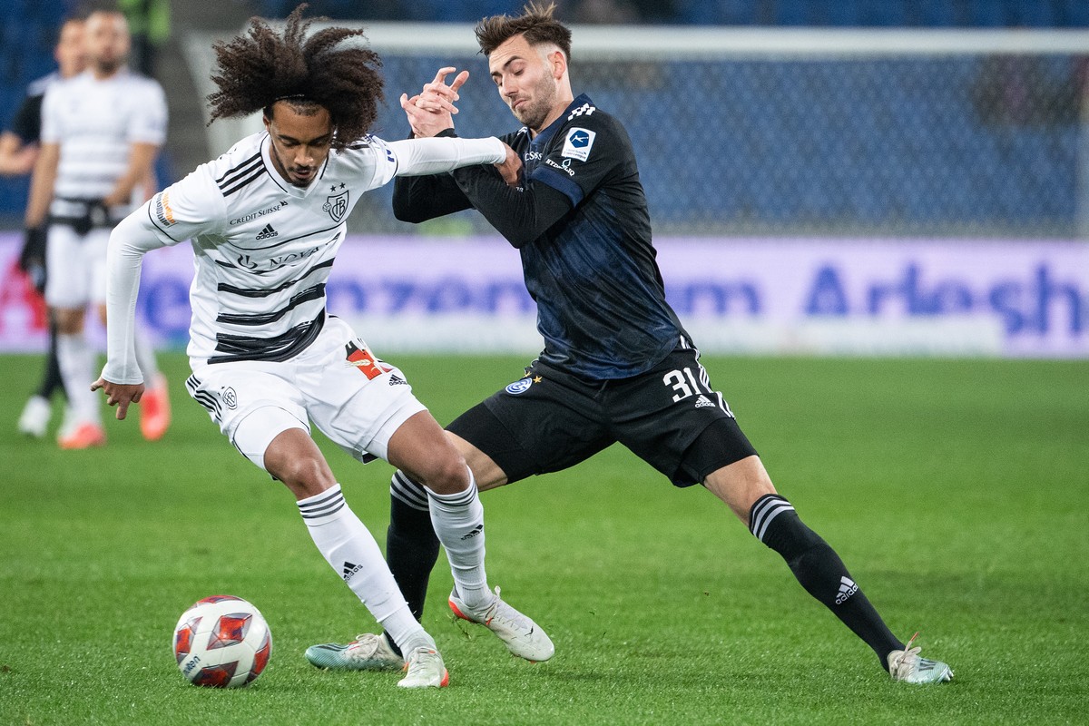 Basels Tomas Tavares, links, im Duell mit Grasshopper Dominik Schmid im Fussball Meisterschaftsspiel der Super League zwischen dem FC Basel und dem Grasshopper Club Zuerich, am Sonntag, 19. Dezember 2 ...