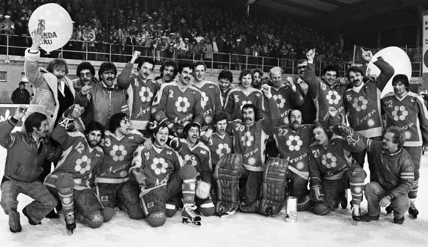 Ein Bild aus besseren Zeiten: Der EHC Arosa feiert 1982 seinen letzten Meistertitel.