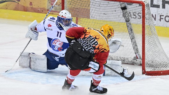 Berns PostFinance Top Scorer Christopher DiDomenico, rechts, trifft gegen Zuerichs Torhueter Simon Hrubec zum 3-0 im Eishockey Qualifikationsspiel der National League zwischen dem SC Bern und den ZSC  ...