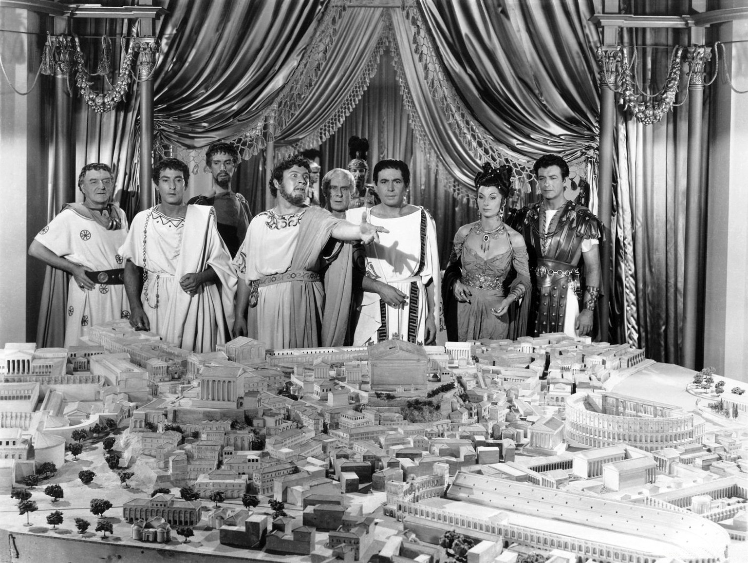 Nero vor dem Modell seiner Stadt.