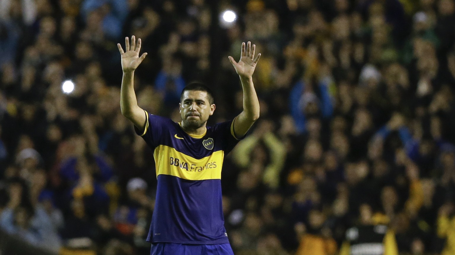 Boca Juniors&#039; Juan Roman Riquelme leaves the field during an Argentine league soccer match against Lanus in Buenos Aires, Argentina, Sunday, May 11, 2014. If Boca Juniors&#039;s club decides not  ...