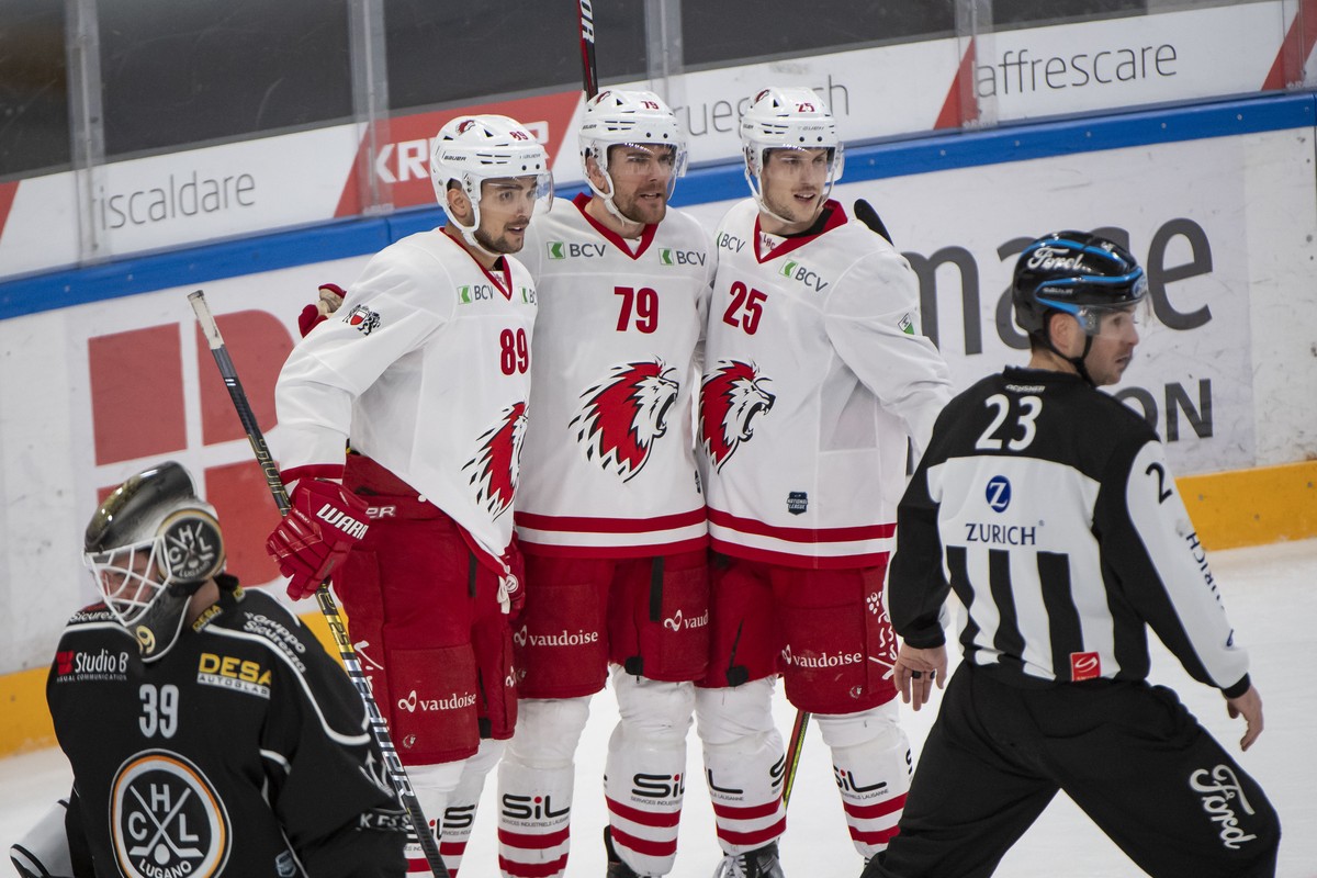 Lausanne's player Cody Almond, Lausanne's player Joel Genazzi and Lausanne's player Cory Emmerton, from left, celebrate the 0-1 goal next to Lugano's goalkeeper Sandro Zurkirchen,  ...