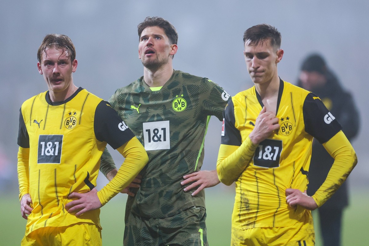 14.01.2025, 1. Bundesliga, 17. Spieltag, Holstein Kiel - Borussia Dortmund, v. l. Julian Brandt Borussia Dortmund, Torwart Gregor Kobel Borussia Dortmund, Nico Schlotterbeck Borussia Dortmund sind ent ...