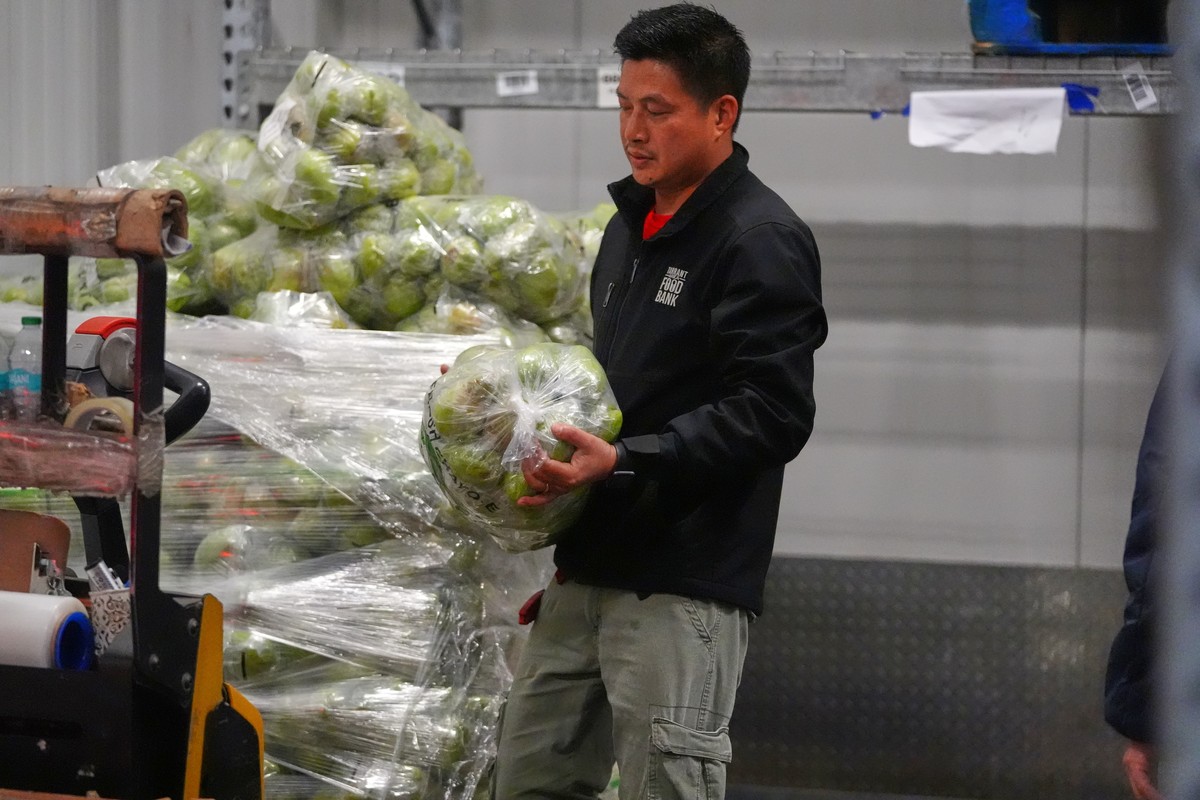 Apples are unloaded at the receiving area of the Tarrant Area Food Bank in Fort Worth, Texas, Tuesday, Oct. 28, 2025. (AP Photo/LM Otero)
Government Shutdown Food Banks