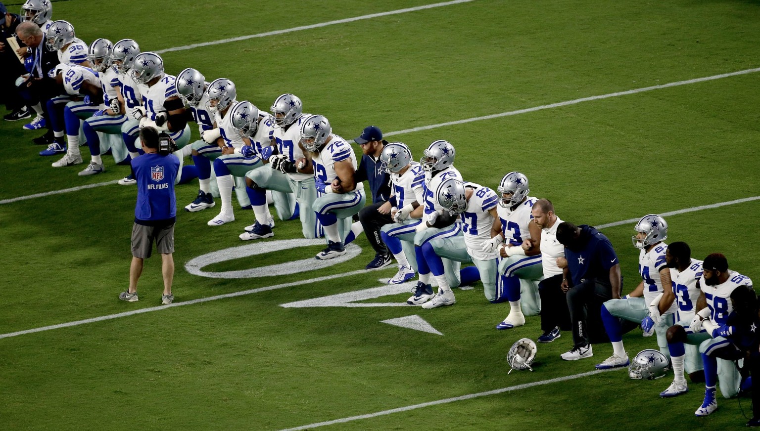 Nicht während, sondern vor der Hymne gehen die Dallas Cowboys geschlossen auf die Knie.