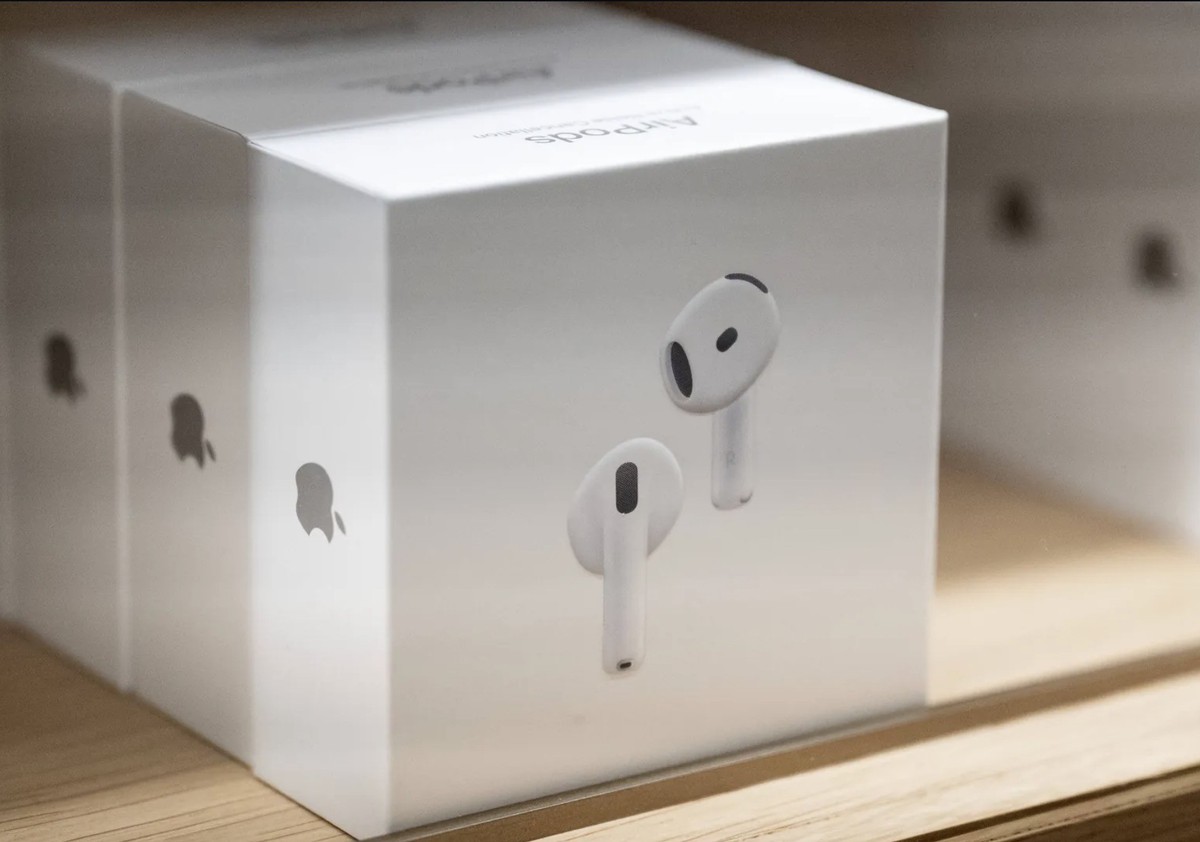 Die neuen AirPods 4 im Apple Store (2024).