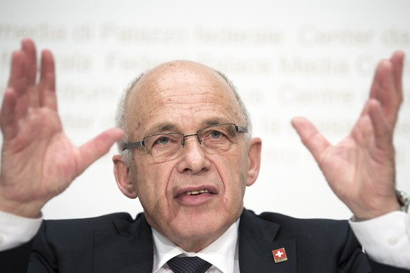 Bundesrat Ueli Maurer spricht an einer Medienkonferenz ueber die Volksinitiative &quot;fuer krisensicheres Geld: Geldschoepfung allein durch die Nationalbank&quot;, Vollgeld-Initiative, am Dienstag, 1 ...