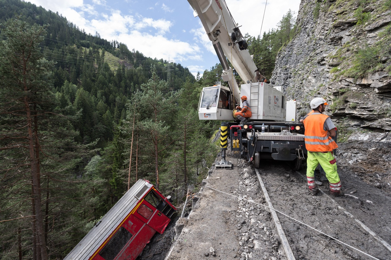 Die Unfallstelle in Tiefencastel: Der Kranwagen soll die Waggons auf die Schienen hieven.