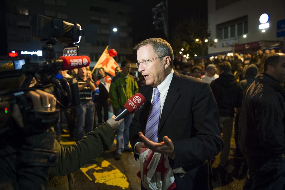 Maxime Zuber, le Maire de Moutier, parle aux journalistes devant des militants jurassiens reunit devant leur stamm chantant pour protester contre la parade en voiture des militants pro-bernois lors d& ...