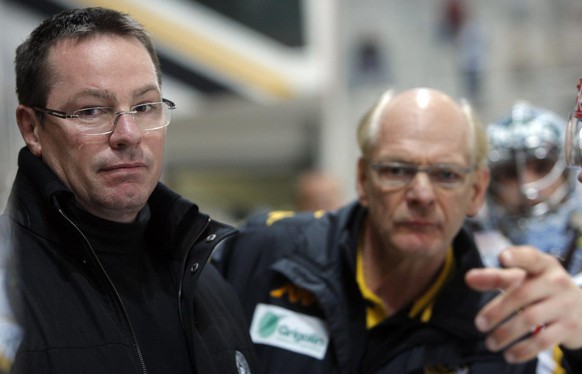 Die beiden Coaches Chris Mc Sorley von Servette, links, und John Slettvoll von Lugano beobachten die Curva Nord, anlaesslich von Tumulten im Eishockey Meisterschaftsspiel der National League A zwische ...