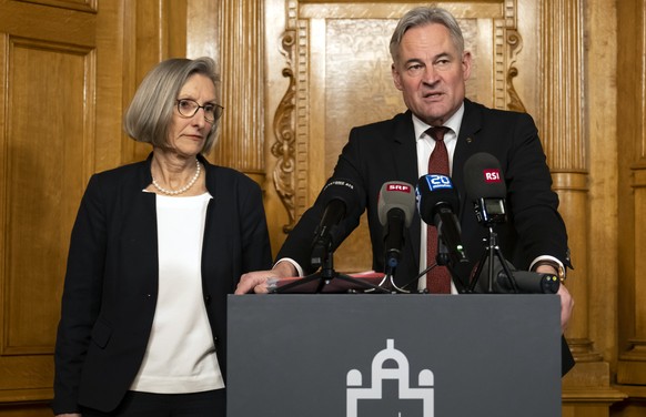 Matthias Michel, Staenderat FDP-ZG, Praesident GPK-S, rechts, spricht neben Prisca Birrer-Heimo, Nationalraetin SP-LU, Praesidentin GPK-N, links, an der Medienkonfenrez nach eine Sitzung der Geschaeft ...