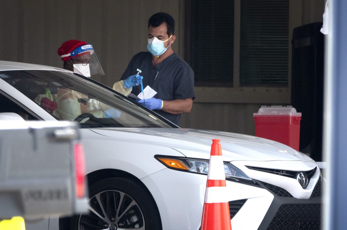 epa08689079 The Florida Army National Guard's members conduct nasal swabs and Coronavirus tests at the testing Location at Hard Rock Cafe Miami's Super Bowl stadium's parking lot in Mia ...