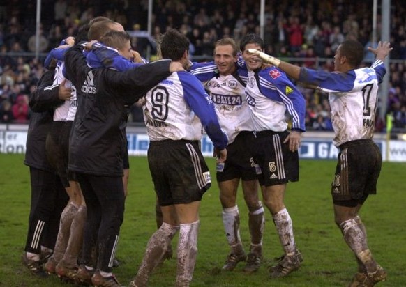 Jubelnde Wiler , nach dem 11:3 gegen St. Gallen, im Fussball NLA Meisterschaftsspiel zwischen dem FC Wil und dem FC St. Gallen am Sonntag, 3. November 2002, im Stadion Bergholz in Wil.(KEYSTONE/Regina ...