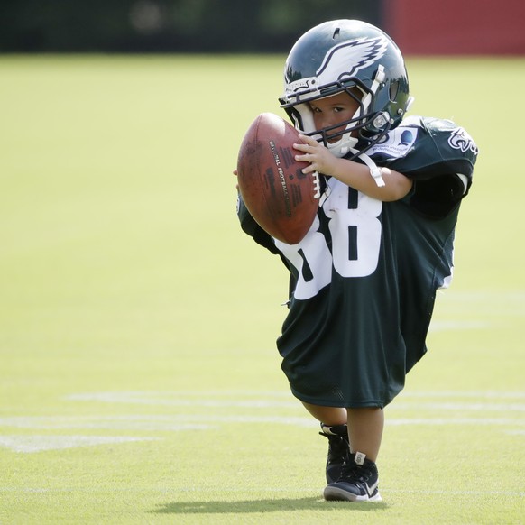 Jaxon Burton, Philadelphia Eagles tight end Trey Burton&#039;s son, plays in his fathers equipment during an NFL football training camp in Philadelphia, Wednesday, Aug. 2, 2017. (AP Photo/Matt Rourke)