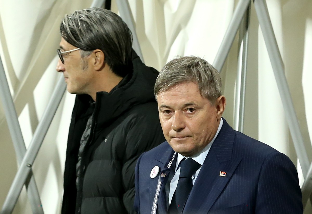 epa11656329 Switzerland's head coach Murat Yakin (L) and Serbia's head coach Dragan Stojkovic (R) react prior to the UEFA Nations League group A soccer match between Serbia and Switzerland i ...
