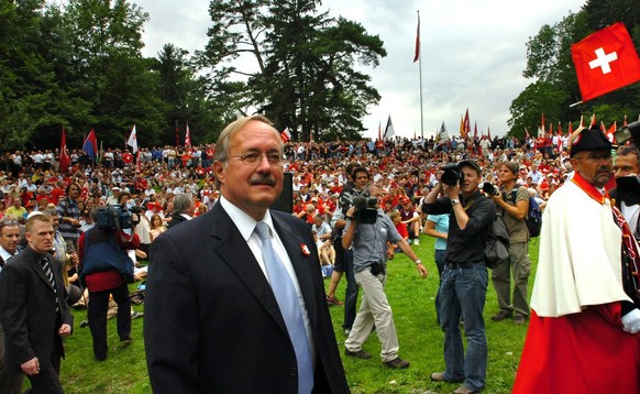 Bundesrat Samuel Schmid erscheint am Montag, 1. August 2005, auf dem Ruetli, UR, um den traditionellen Nationalfeiertag zu feiern. (KEYSTONE/Sigi Tischler)