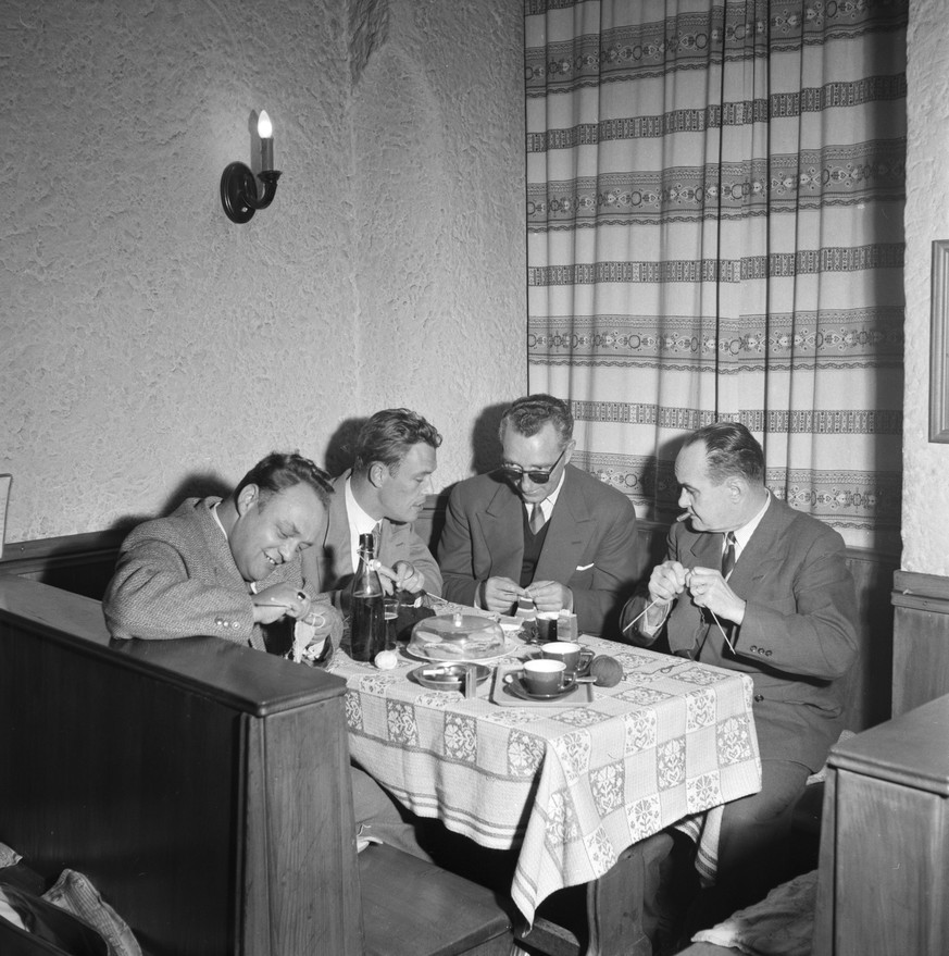 It&#039;s a small minority, but they exist - the knitting men of Switzerland, a photo reportage around 1965. (KEYSTONE/Str)

Es ist eine kleine Minderheit, aber es gibt sie - die strickenden Maenner d ...
