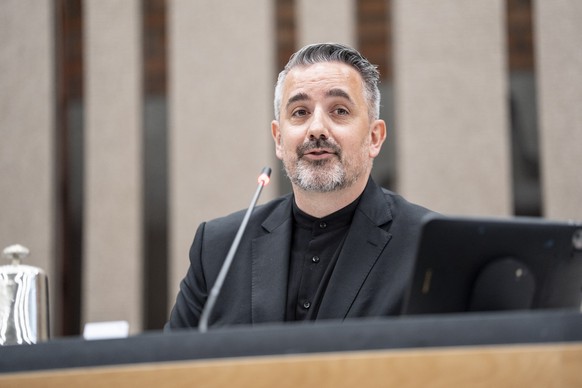 Der neue Gemeinderatspraesident Ivo Bieri (SP) spricht nach seiner Wahl waehrend der Sitzung des Zuercher Gemeinderats im Rathaus Hard am Mittwoch, 6. Mai 2026 in Zuerich. (KEYSTONE/Claudio Thoma)