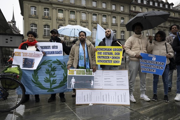 Demonstrantinnen und Demonstranten protestieren mit Plakaten und einer eritreische Flagge (1952-1961) waehrend der Demonstration gegen die Schweizer Kollaboration mit dem eritreischen Regime und gegen ...