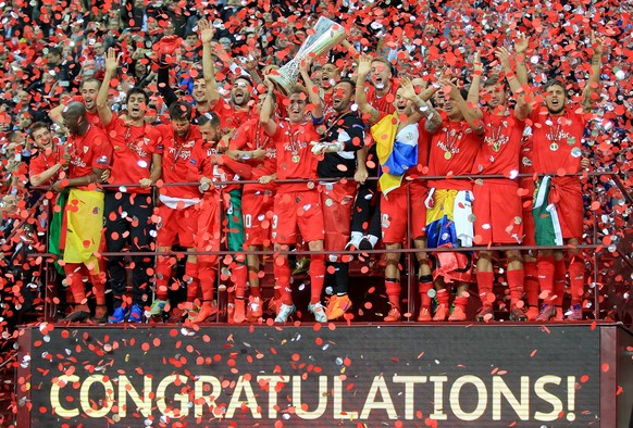 Sevilla weiss, wie man die Europa League gewinnt (auf dem Bild der Titel von 2015).