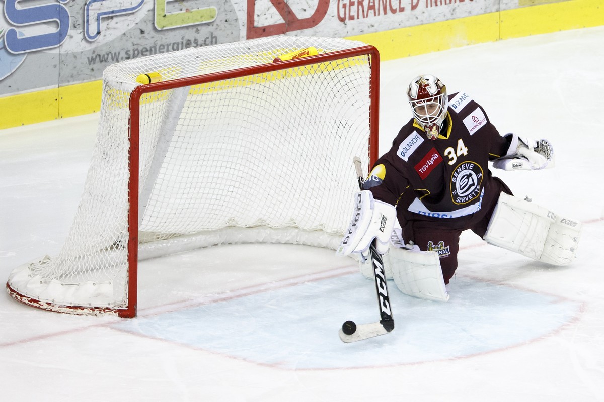 Geneve-Servette's goaltender Gauthier Descloux reacts after taking his third goal, during a National League regular season game of the Swiss Championship between Geneve-Servette HC and SCL Tigers ...