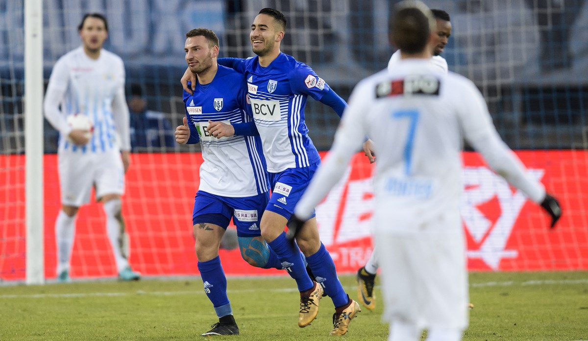 L'attaquant lausannois Francesco Margiotta, gauche, et le milieu lausannois Samuele Campo, droite, celebrent le 4eme but a cote de la deception des zuerichois, lors de la rencontre de football de ...