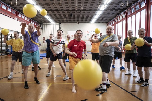 Senioren der Turngesellschaft Chiasso SFG (Societa Federale di Ginnastica) der Sektion Veteranen bei der koerperlichen Ertuechtigung, am Donnerstag, 28. Maerz 2024, in Chiasso. Die SFG trainiert jeden ...