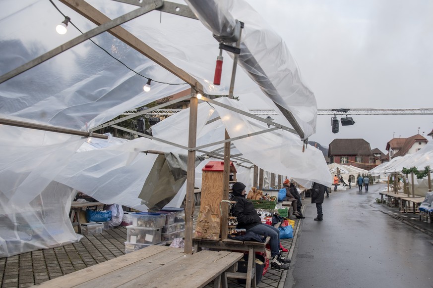 Ein Wintersturm zog mit gegen 100 Stundenkilometern ueber die Zentralschweiz und verursachte viele kleine Schaeden wie hier beim Stanser Weihnachtsmarkt am Samstag, 14. Dezember, 2019. Der Stanser Wei ...